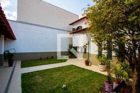 Casa à venda com 400m², 4 quartos e 5 vagas Casa à venda com 400m², 4 quartos e 5 vagasQuintal