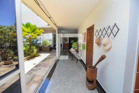 Corredor de apartamento à venda com 5 quartos, 600m² em Laranjeiras, Rio de Janeiro