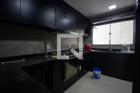 Casa de condomínio à venda com 240m², 6 quartos e 3 vagas Casa de condomínio à venda com 240m², 6 quartos e 3 vagasCozinha e Área de Serviço