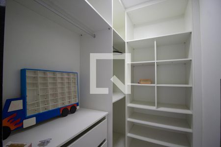 Casa de condomínio à venda com 240m², 6 quartos e 3 vagas Casa de condomínio à venda com 240m², 6 quartos e 3 vagasCloset da Suíte 4