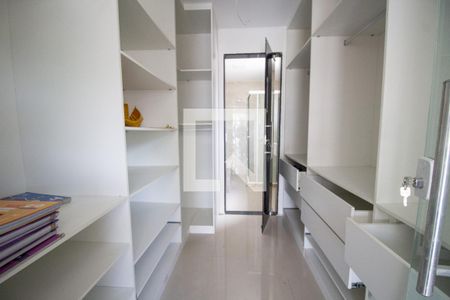 Casa de condomínio à venda com 240m², 6 quartos e 3 vagas Casa de condomínio à venda com 240m², 6 quartos e 3 vagasCloset da Suíte 3