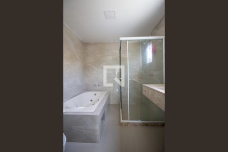 Casa de condomínio à venda com 240m², 6 quartos e 3 vagas Casa de condomínio à venda com 240m², 6 quartos e 3 vagasBanheiro da Suíte 3