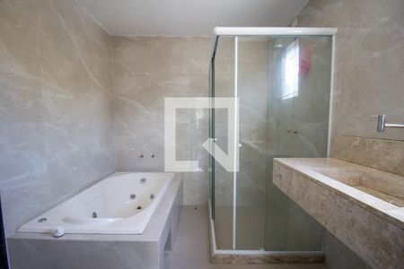 Casa de condomínio à venda com 240m², 6 quartos e 3 vagas Casa de condomínio à venda com 240m², 6 quartos e 3 vagasBanheiro da Suíte 3