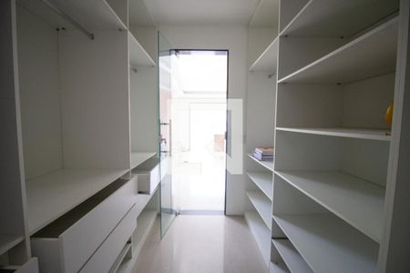 Casa de condomínio à venda com 240m², 6 quartos e 3 vagas Casa de condomínio à venda com 240m², 6 quartos e 3 vagasCloset da Suíte 3