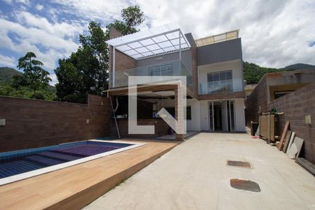 Casa de condomínio à venda com 240m², 6 quartos e 3 vagas Casa de condomínio à venda com 240m², 6 quartos e 3 vagasQuintal