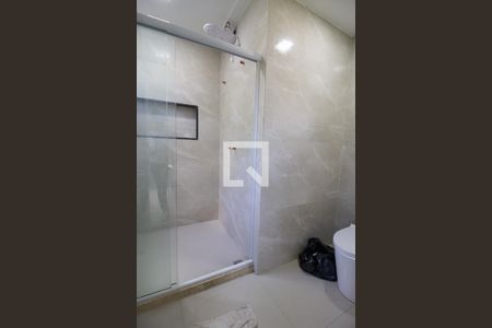 Casa de condomínio à venda com 240m², 6 quartos e 3 vagas Casa de condomínio à venda com 240m², 6 quartos e 3 vagasBanheiro da Suíte 2