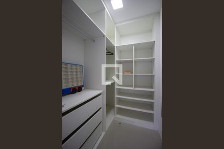 Casa de condomínio à venda com 240m², 6 quartos e 3 vagas Casa de condomínio à venda com 240m², 6 quartos e 3 vagasCloset da Suíte 4