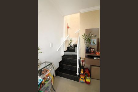 Casa à venda com 94m², 2 quartos e 2 vagasEscada