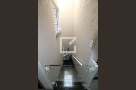 Casa à venda com 94m², 2 quartos e 2 vagasEscada