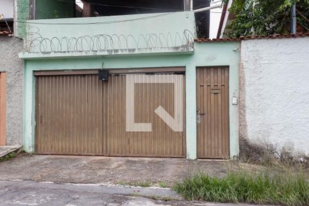 Casa à venda com 360m², 4 quartos e 4 vagas Casa à venda com 360m², 4 quartos e 4 vagasFachada