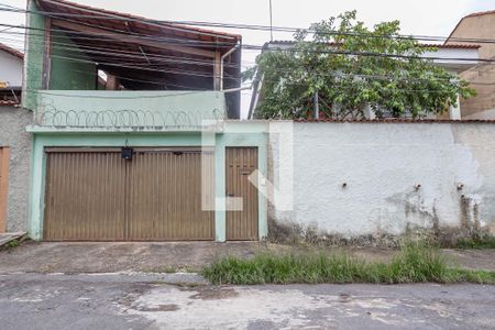 Casa à venda com 360m², 4 quartos e 4 vagas Casa à venda com 360m², 4 quartos e 4 vagasFachada