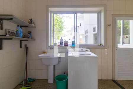 Casa de condomínio à venda com 750m², 4 quartos e 10 vagas Casa de condomínio à venda com 750m², 4 quartos e 10 vagasÁrea de serviço