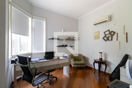 Casa de condomínio à venda com 750m², 4 quartos e 10 vagas Casa de condomínio à venda com 750m², 4 quartos e 10 vagasEscritório