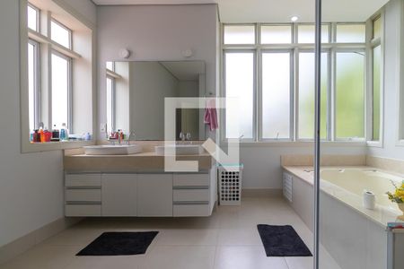 Casa de condomínio à venda com 750m², 4 quartos e 10 vagas Casa de condomínio à venda com 750m², 4 quartos e 10 vagasBanheiro da suíte 1