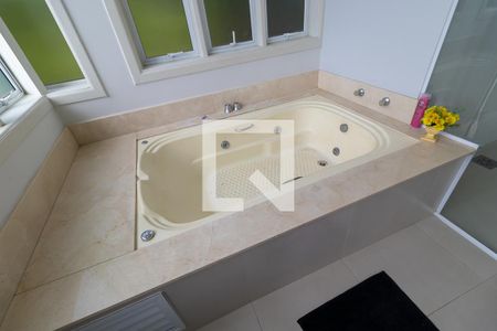 Casa de condomínio à venda com 750m², 4 quartos e 10 vagas Casa de condomínio à venda com 750m², 4 quartos e 10 vagasBanheiro da suíte 1