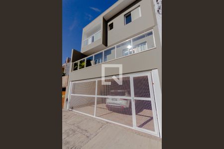 Casa à venda com 150m², 3 quartos e 3 vagas Casa à venda com 150m², 3 quartos e 3 vagasFachada