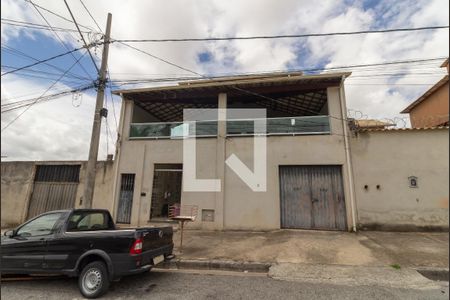 Casa à venda com 210m², 6 quartos e 2 vagas Casa à venda com 210m², 6 quartos e 2 vagasFachada