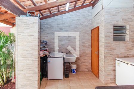 Casa à venda com 230m², 3 quartos e 2 vagas Casa à venda com 230m², 3 quartos e 2 vagasÁrea de Serviço