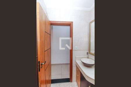 Casa à venda com 230m², 3 quartos e 2 vagas Casa à venda com 230m², 3 quartos e 2 vagasBanheiro 2