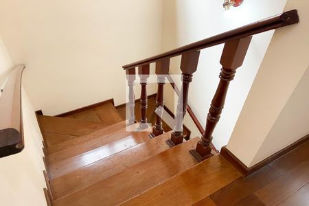 Casa à venda com 150m², 3 quartos e 2 vagas Casa à venda com 150m², 3 quartos e 2 vagasEscada