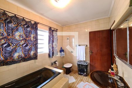 Casa à venda com 270m², 4 quartos e 5 vagasBanheiro da Suíte 1