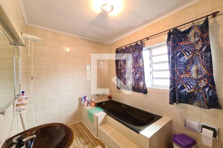 Casa à venda com 270m², 4 quartos e 5 vagasBanheiro da Suíte 1