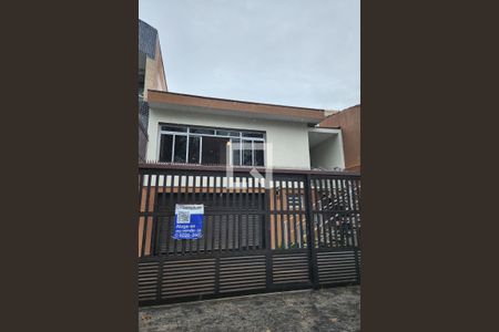 Casa para alugar com 240m², 3 quartos e 4 vagas Casa para alugar com 240m², 3 quartos e 4 vagasFachada