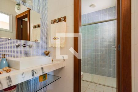 Casa de condomínio à venda com 400m², 4 quartos e 3 vagas Casa de condomínio à venda com 400m², 4 quartos e 3 vagasBanheiro da Biblioteca (Quarto 1)