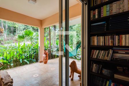 Casa de condomínio à venda com 400m², 4 quartos e 3 vagas Casa de condomínio à venda com 400m², 4 quartos e 3 vagasQuarto 1 (Suíte) e Varanda