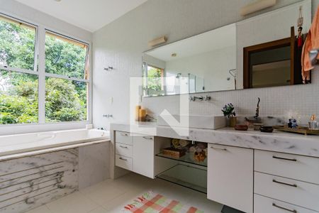 Casa de condomínio à venda com 400m², 4 quartos e 3 vagas Casa de condomínio à venda com 400m², 4 quartos e 3 vagasBanheiro do Quarto 4