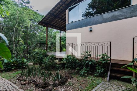Casa de condomínio à venda com 400m², 4 quartos e 3 vagas Casa de condomínio à venda com 400m², 4 quartos e 3 vagasFachada Lateral e Acesso ao Deck