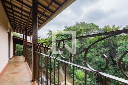 Casa de condomínio à venda com 400m², 4 quartos e 3 vagas Casa de condomínio à venda com 400m², 4 quartos e 3 vagasVaranda Quartos 2 e 3