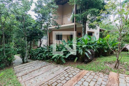 Casa de condomínio à venda com 400m², 4 quartos e 3 vagas Casa de condomínio à venda com 400m², 4 quartos e 3 vagasAcesso Lateral