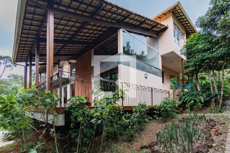 Casa de condomínio à venda com 400m², 4 quartos e 3 vagas Casa de condomínio à venda com 400m², 4 quartos e 3 vagasFachada / Deck