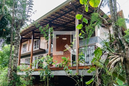 Casa de condomínio à venda com 400m², 4 quartos e 3 vagas Casa de condomínio à venda com 400m², 4 quartos e 3 vagasFachada / Deck