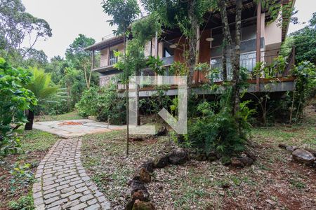 Casa de condomínio à venda com 400m², 4 quartos e 3 vagas Casa de condomínio à venda com 400m², 4 quartos e 3 vagasFachada / Deck