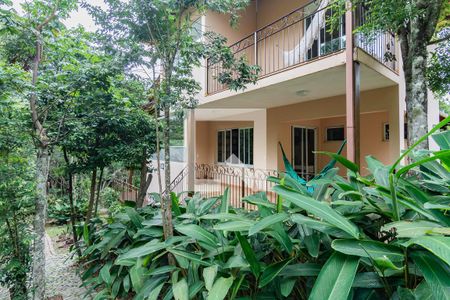 Casa de condomínio à venda com 400m², 4 quartos e 3 vagas Casa de condomínio à venda com 400m², 4 quartos e 3 vagasFachada Lateral