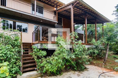 Casa de condomínio à venda com 400m², 4 quartos e 3 vagas Casa de condomínio à venda com 400m², 4 quartos e 3 vagasFachada / Deck