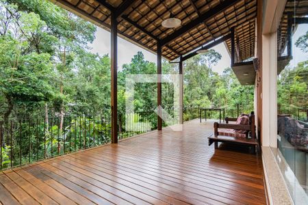 Casa de condomínio à venda com 400m², 4 quartos e 3 vagas Casa de condomínio à venda com 400m², 4 quartos e 3 vagasDeck