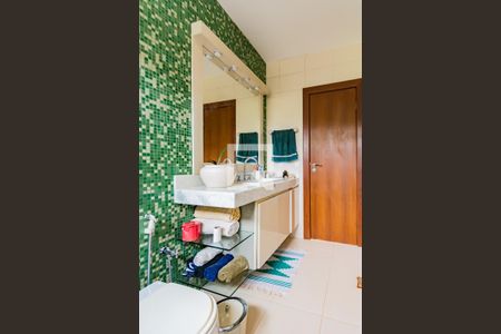 Casa de condomínio à venda com 400m², 4 quartos e 3 vagas Casa de condomínio à venda com 400m², 4 quartos e 3 vagasBanheiro do Corredor (quartos 2 e 3)