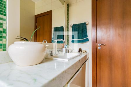 Casa de condomínio à venda com 400m², 4 quartos e 3 vagas Casa de condomínio à venda com 400m², 4 quartos e 3 vagasBanheiro do Corredor (quartos 2 e 3)