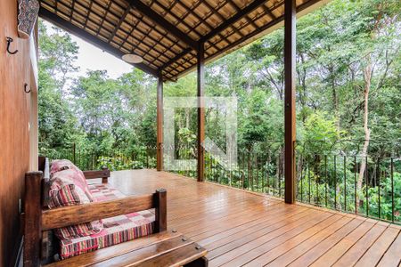 Casa de condomínio à venda com 400m², 4 quartos e 3 vagas Casa de condomínio à venda com 400m², 4 quartos e 3 vagasDeck