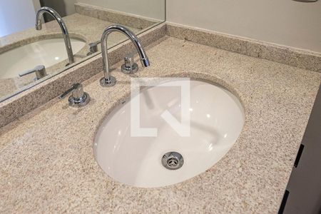 Banheiro de apartamento para alugar com 1 quarto, 28m² em Pinheiros, São Paulo