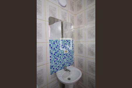 Casa de condomínio para alugar com 55m², 2 quartos e 1 vagaDetalhe banheiro