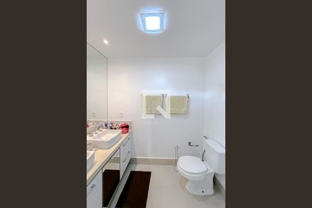 Apartamento à venda com 184m², 4 quartos e 3 vagasBanheiro da Suíte 1