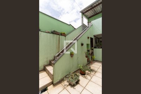 Casa à venda com 200m², 3 quartos e 6 vagasEscada