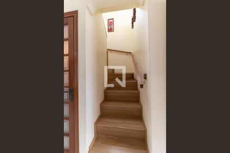 Casa à venda com 200m², 3 quartos e 6 vagasEscada