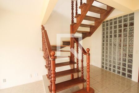 Casa à venda com 345m², 3 quartos e 5 vagas Casa à venda com 345m², 3 quartos e 5 vagasEscada