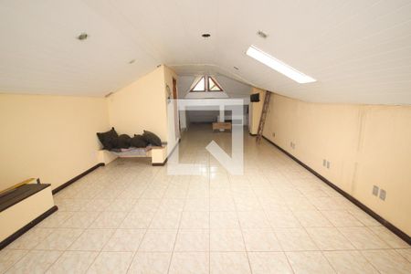 Casa à venda com 345m², 3 quartos e 5 vagas Casa à venda com 345m², 3 quartos e 5 vagasSotão da Casa