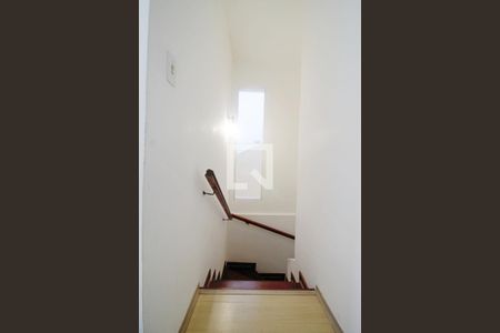 Casa à venda com 147m², 3 quartos e 2 vagas Casa à venda com 147m², 3 quartos e 2 vagasEscada